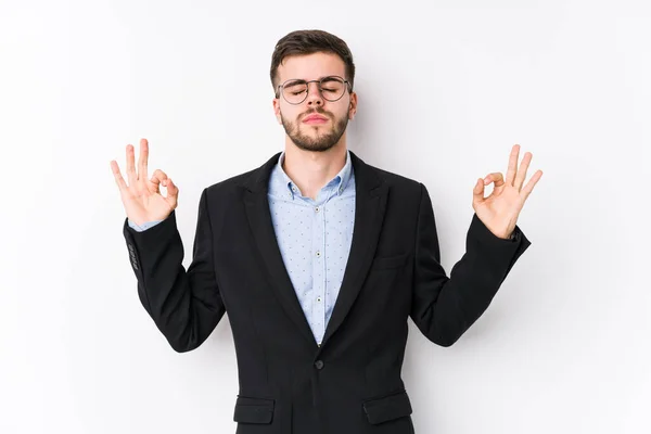 Joven Hombre Negocios Caucásico Posando Fondo Blanco Aislado Joven Hombre — Foto de Stock