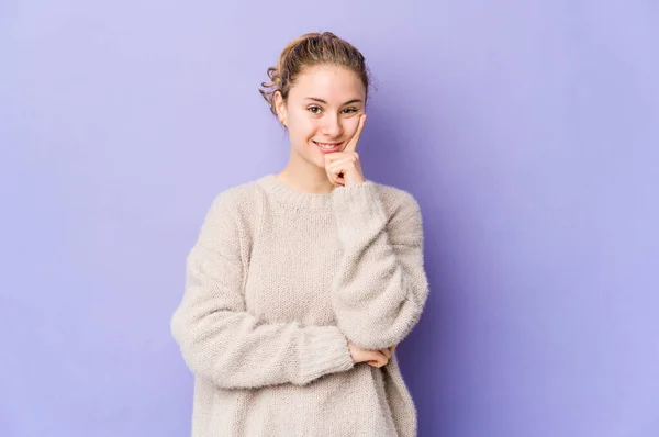 Joven Mujer Caucásica Sobre Fondo Púrpura Sonriendo Feliz Confiado Tocando — Foto de Stock