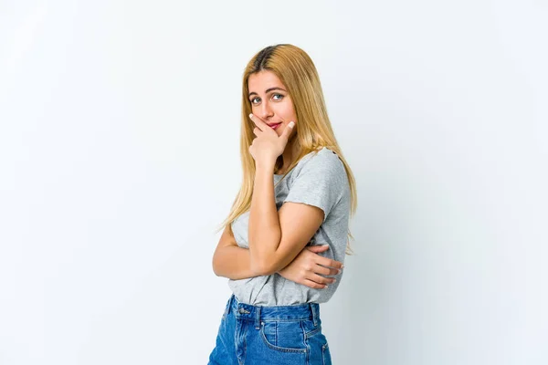 Ung Blond Kvinna Isolerad Vit Bakgrund Rädd Och Rädd — Stockfoto