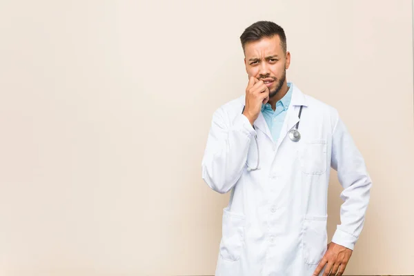Молодий Південноазіатський Лікар Кусає Нігті Нервує Дуже Тривожний — стокове фото