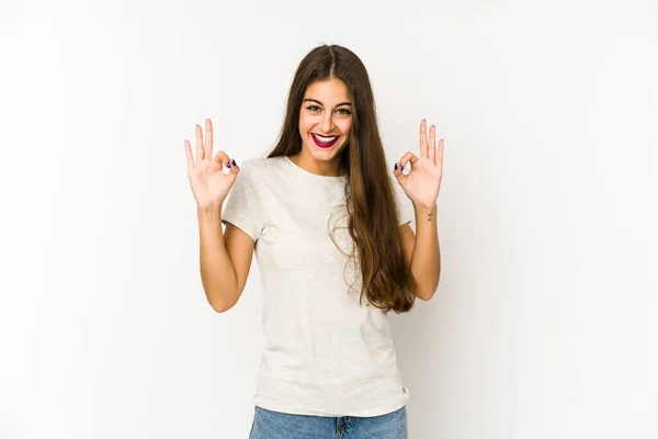 Jonge Kaukasische Vrouw Geïsoleerd Witte Achtergrond Vrolijk Zelfverzekerd Tonen Gebaar — Stockfoto