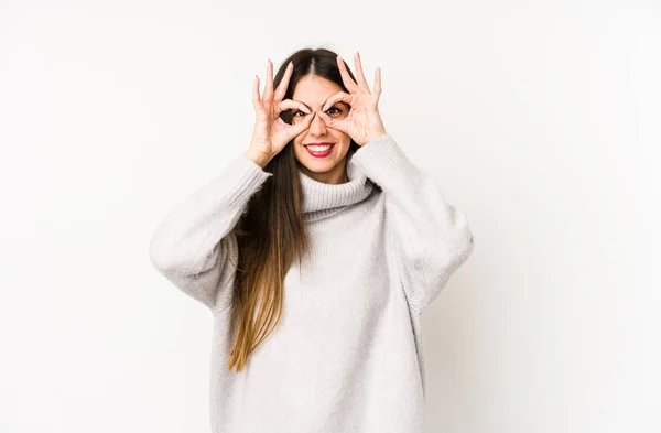 Mulher Caucasiana Jovem Isolado Fundo Branco Mostrando Sinal Sobre Olhos — Fotografia de Stock