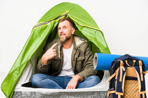 Sunbae, beyaz arka planda izole edilmiş bir çadırın içinde seni işaret ediyor. Sanki davet ediliyormuş gibi..