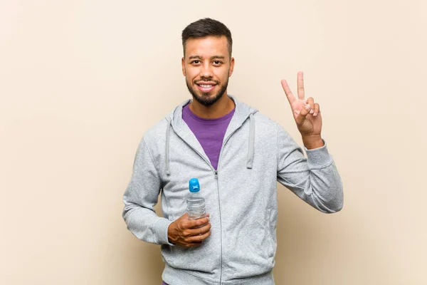 Joven Mixta Raza Asiático Hombre Sosteniendo Agua Botella Mostrando Victoria — Foto de Stock