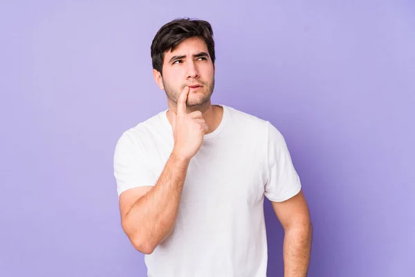 Jovem Isolado Fundo Roxo Olhando Para Lados Com Expressão Duvidosa — Fotografia de Stock