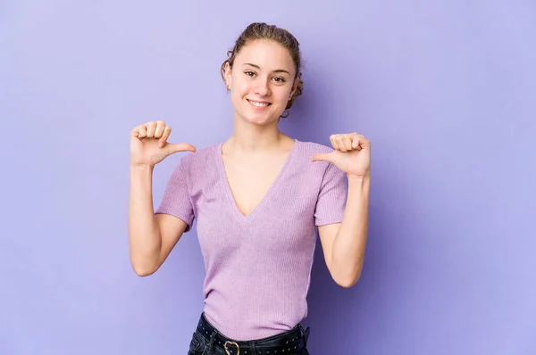 Joven Mujer Caucásica Sobre Fondo Púrpura Siente Orgulloso Seguro Mismo —  Fotos de Stock