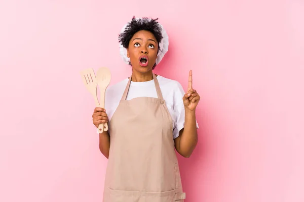 Jovem Africano Americano Cozinheiro Mulher Apontando Cabeça Com Boca Aberta — Fotografia de Stock
