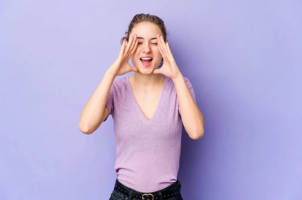 Jonge Kaukasische Vrouw Paarse Achtergrond Schreeuwen Opgewonden Naar Voren — Stockfoto