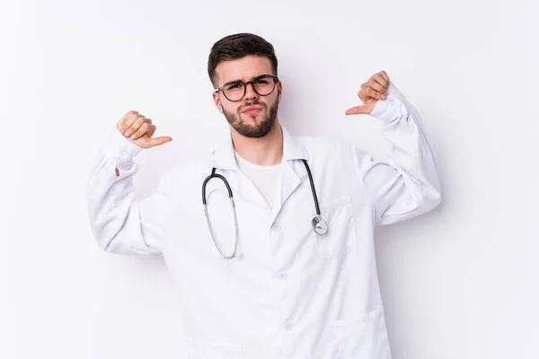 Jovem Homem Médico Caucasiano Isolado Sente Orgulhoso Auto Confiante Exemplo — Fotografia de Stock