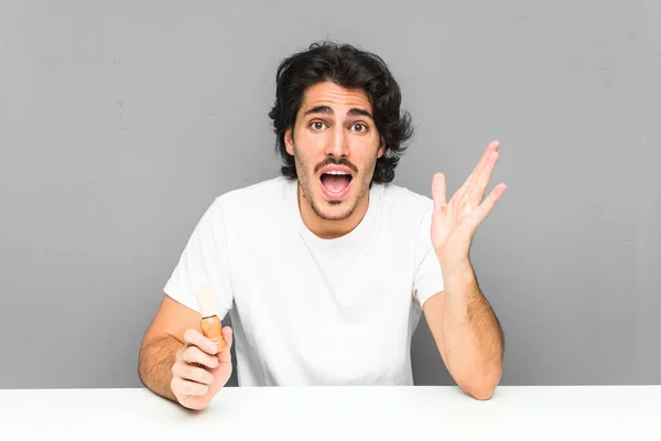 Joven Afeitándose Barba Celebrando Una Victoria Éxito — Foto de Stock