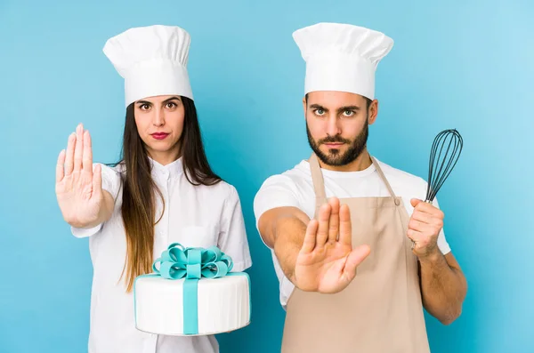Jeune Couple Cuisiner Gâteau Ensemble Isolé Sent Fier Confiant Exemple — Photo