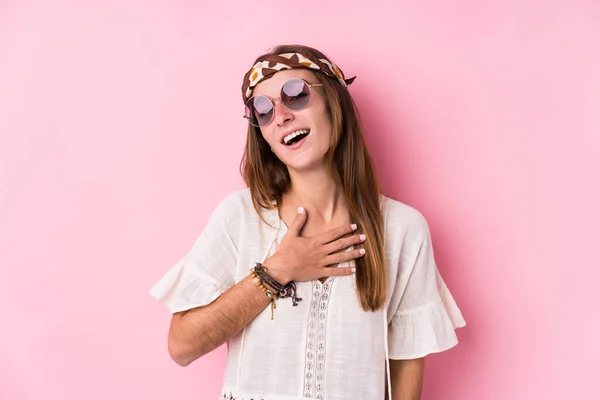 Ung Hipster Kaukasisk Kvinna Isolerad Skrattar Högt Hålla Handen Bröstet — Stockfoto