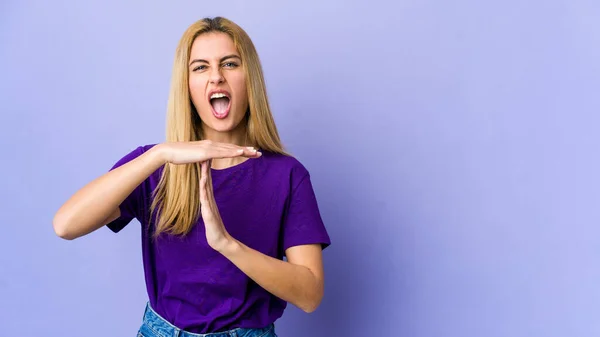 Mujer Rubia Joven Aislada Sobre Fondo Púrpura Mostrando Gesto Tiempo —  Fotos de Stock