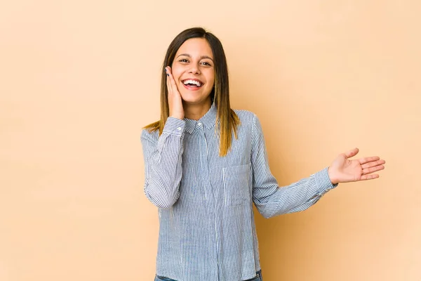 Mujer Joven Aislada Sobre Fondo Beige Sostiene Espacio Copia Una —  Fotos de Stock