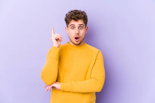 Ung Blond Lockigt Hår Kaukasier Man Isolerad Har Någon Bra — Stockfoto