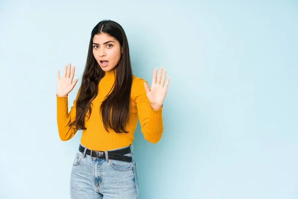 Jovem Indiana Mulher Isolado Azul Fundo Sendo Chocado Devido Iminente — Fotografia de Stock