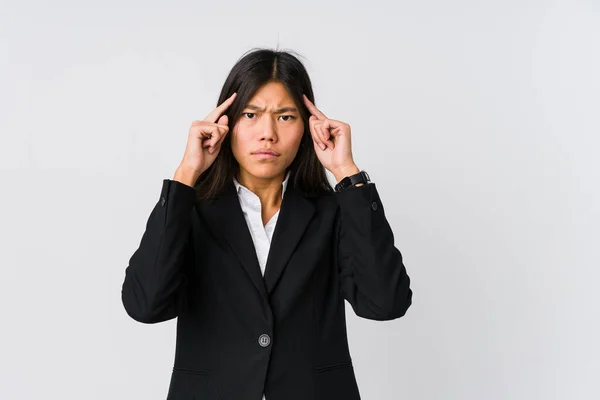 若いアジアのビジネス女性は仕事に焦点を当て 額を頭を指しておく — ストック写真