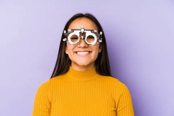 Youn Mulher Indiana Com Óculos Optometria Feliz Sorridente Alegre — Fotografia de Stock