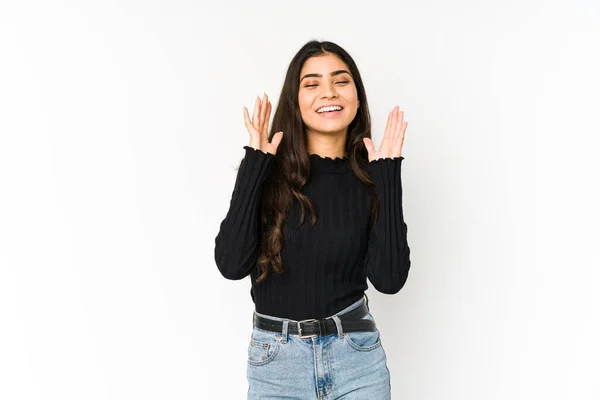 Giovane Donna Indiana Isolata Sfondo Viola Ride Alta Voce Mantenendo — Foto Stock