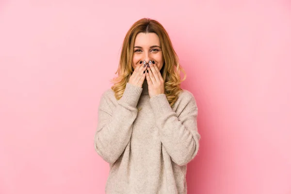 Ung Blond Söt Kvinna Bär Tröja Isolerad Skrattar Något Täcker — Stockfoto