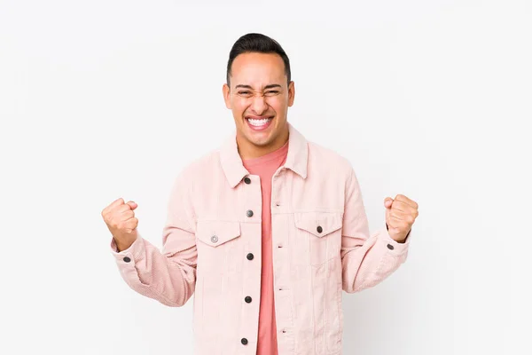 Joven Latino Posando Aislado Animando Despreocupado Emocionado Concepto Victoria —  Fotos de Stock