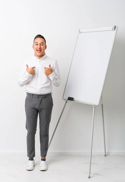 Young Latin Coaching Man Whiteboard Isolated Surprised Pointing Finger Smiling — Stock Photo, Image