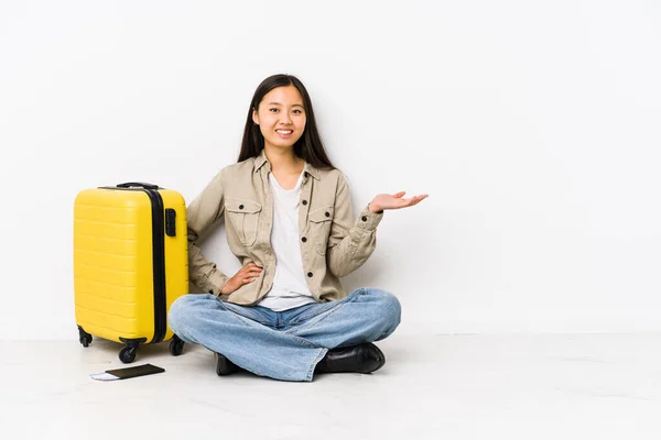 Giovane Donna Viaggiatore Cinese Seduta Possesso Una Carta Imbarco Che — Foto Stock