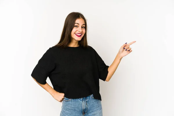 Joven Mujer Caucásica Aislada Sobre Fondo Blanco Sonriendo Alegremente Señalando — Foto de Stock