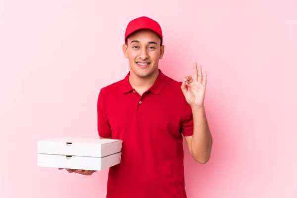 Ung Pizza Leverans Latin Man Isolerade Glad Och Säker Visar — Stockfoto