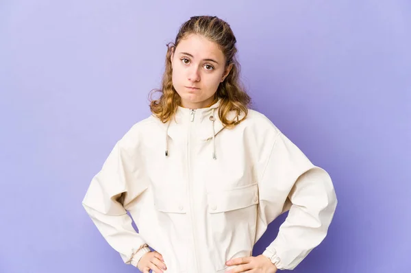 Jonge Blanke Vrouw Paarse Achtergrond Verward Voelt Twijfelachtig Onzeker — Stockfoto