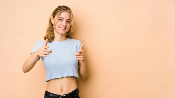 Jeune Femme Caucasienne Isolée Sur Fond Beige Pointant Vers Avant — Photo