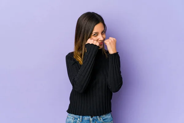 Mujer Joven Aislada Sobre Fondo Púrpura Lanzando Puñetazo Ira Lucha — Foto de Stock