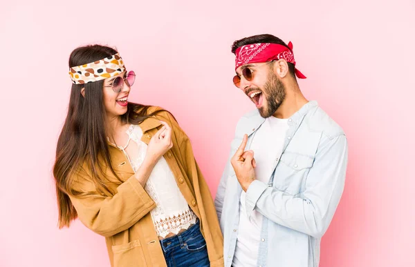 Jovem Casal Caucasiano Vestindo Uma Música Roupas Festival Isolado Apontando — Fotografia de Stock