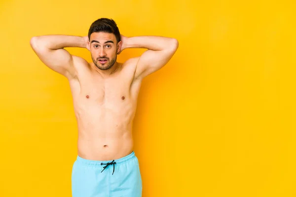 Junger Kaukasischer Mann Mit Badeanzug Isoliert Auf Gelbem Hintergrund Junger — Stockfoto