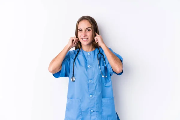 Ung Sjuksköterska Kvinna Isolerad Täcker Öronen Med Händer — Stockfoto