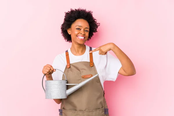 Giovane Africano Americano Giardiniere Donna Persona Che Punta Mano Uno — Foto Stock