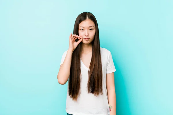 Joven Mujer China Bonita Con Los Dedos Los Labios Manteniendo —  Fotos de Stock