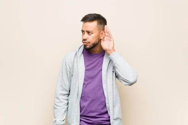 Joven Hombre Sudasiático Tratando Escuchar Chisme —  Fotos de Stock