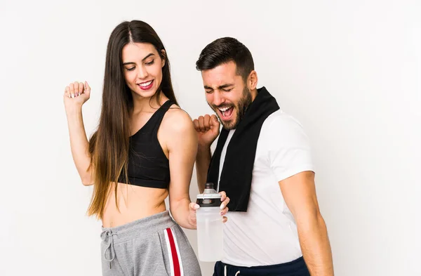 Jovem Caucasiano Fitness Casal Isolado Dançando Divertindo — Fotografia de Stock