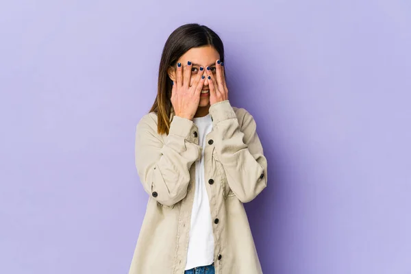 Ung Kvinna Isolerad Lila Bakgrund Blinka Vid Kameran Genom Fingrar — Stockfoto