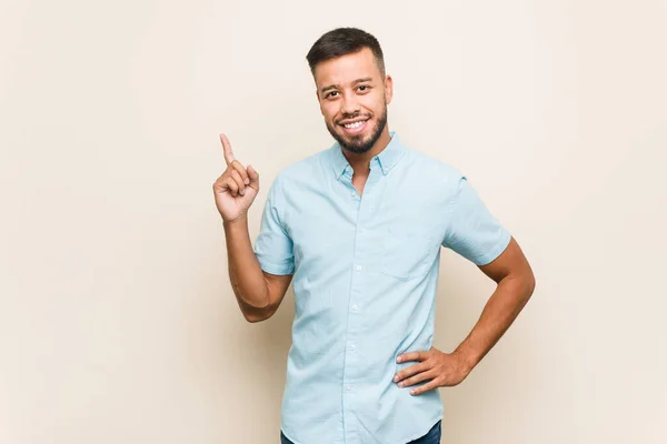 Joven Hombre Sudasiático Sonriendo Alegremente Señalando Con Dedo Índice Distancia —  Fotos de Stock