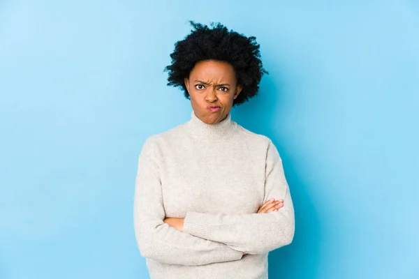 Mujer Afroamericana Mediana Edad Contra Fondo Azul Aislado Frunciendo Ceño — Foto de Stock