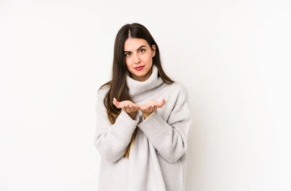 Mulher Branca Jovem Isolado Fundo Branco Segurando Algo Com Palmas — Fotografia de Stock