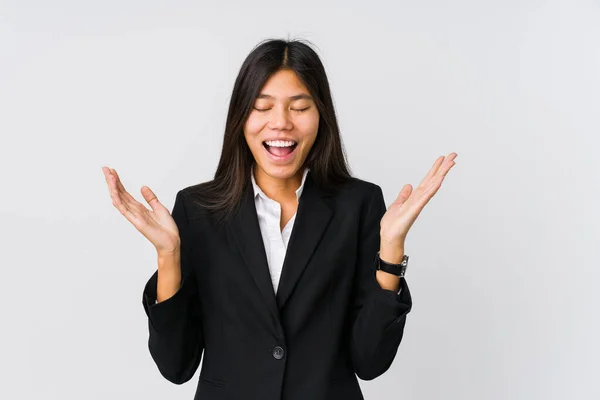 若いアジアのビジネスマンの女性は多くの笑いを喜んでいる 幸福の概念 — ストック写真