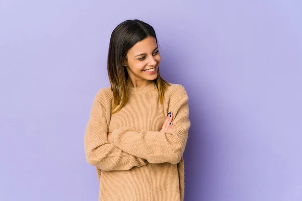 Mujer Joven Aislada Sobre Fondo Púrpura Sonriendo Confiada Con Los — Foto de Stock