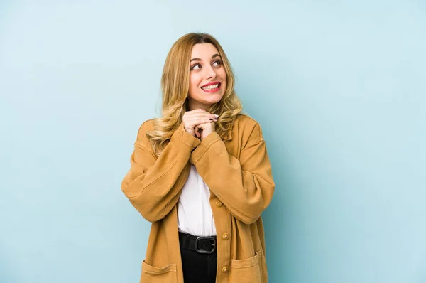 Jeune Blonde Jolie Femme Isolée Garde Les Mains Sous Menton — Photo