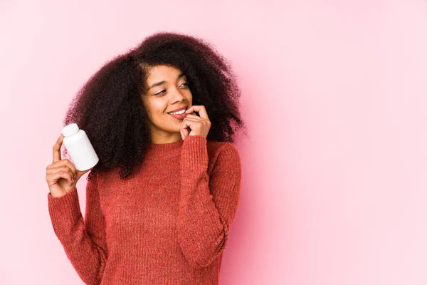 Young Afro Woman Holding Vitamins Isolated Young Afro Woman Holding — ストック写真