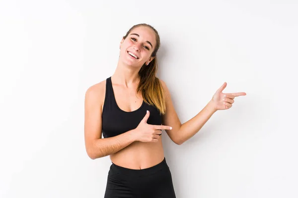 Joven Caucásico Fitness Mujer Posando Fondo Blanco Excitado Señalando Con —  Fotos de Stock