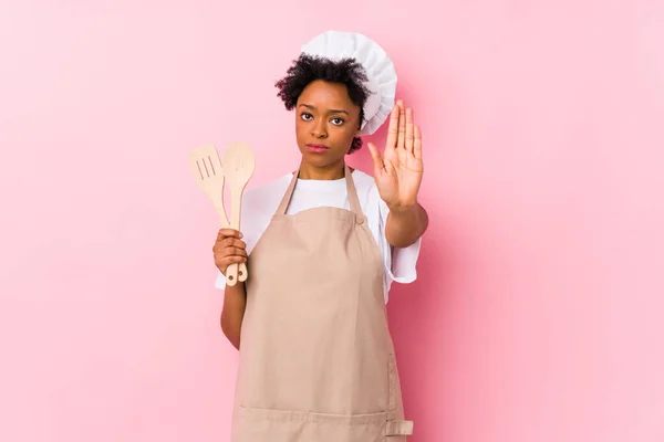 Jovem Africano Americano Cozinheiro Mulher Com Mão Estendida Mostrando Sinal — Fotografia de Stock