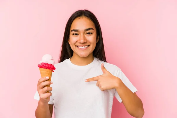 年轻的亚洲女人手里拿着冰淇淋 与人隔离 手拉手指着衬衫的复制品空间 自豪而自信 — 图库照片